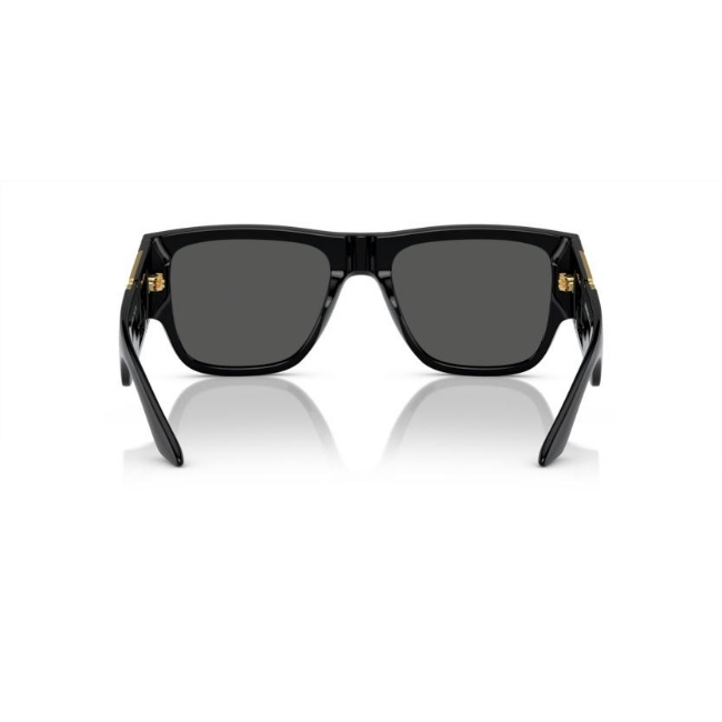 Versace 4403 SOLE col. GB1/87 è un occhiale da sole da uomo in acetato, dalla forma rettangolare e calibro 57.