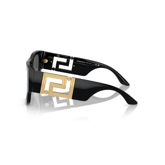 Versace 4403 SOLE col. GB1/87 è un occhiale da sole da uomo in acetato, dalla forma rettangolare e calibro 57.