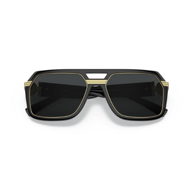 Versace 4399 SOLE col. GB1/87 è un occhiale da sole in acetato fotocromatiche viola a onde e calibro 58.