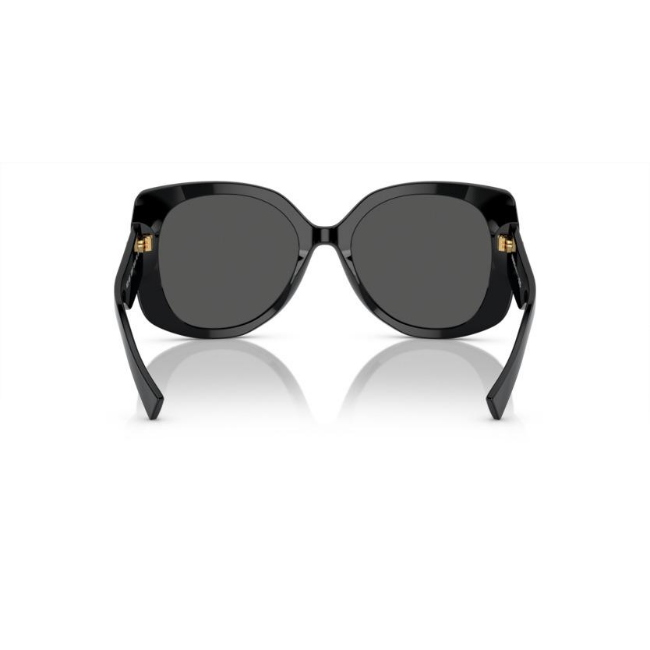 Versace 4387 SOLE col. GB1/87 è un occhiale da sole da donna in acetato, dalla forma rettangolare e calibro 56.