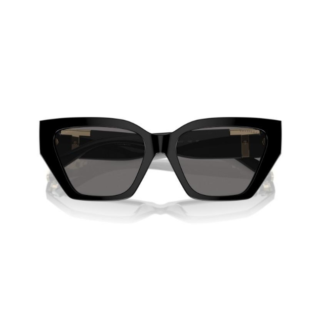 Tiffany & Co. TF 4218 col. 800181 è un occhiale da sole da donna in acetato nero lucido, dalla forma cat eye e calibro 55.