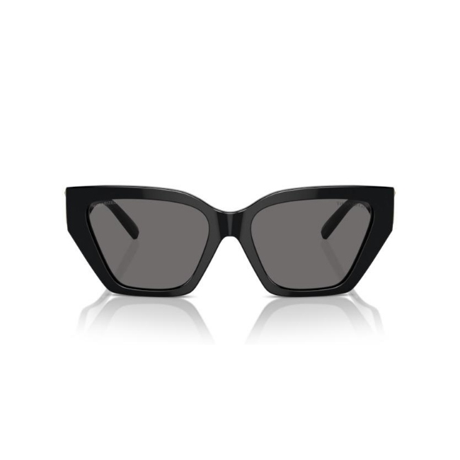 Tiffany & Co. TF 4218 col. 800181 è un occhiale da sole da donna in acetato nero lucido, dalla forma cat eye e calibro 55.
