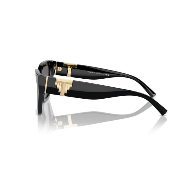 Tiffany & Co. TF 4218 col. 800181 è un occhiale da sole da donna in acetato nero lucido, dalla forma cat eye e calibro 55.