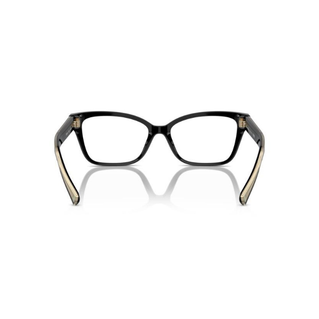 Tiffany & Co. TF 2249 col. 8001 è una montatura da vista da donna in acetato nero lucido, dalla forma farfalla e calibro 54.