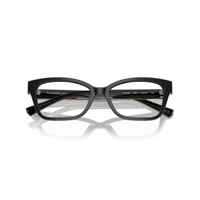Tiffany & Co. TF 2249 col. 8001 è una montatura da vista da donna in acetato nero lucido, dalla forma farfalla e calibro 54.