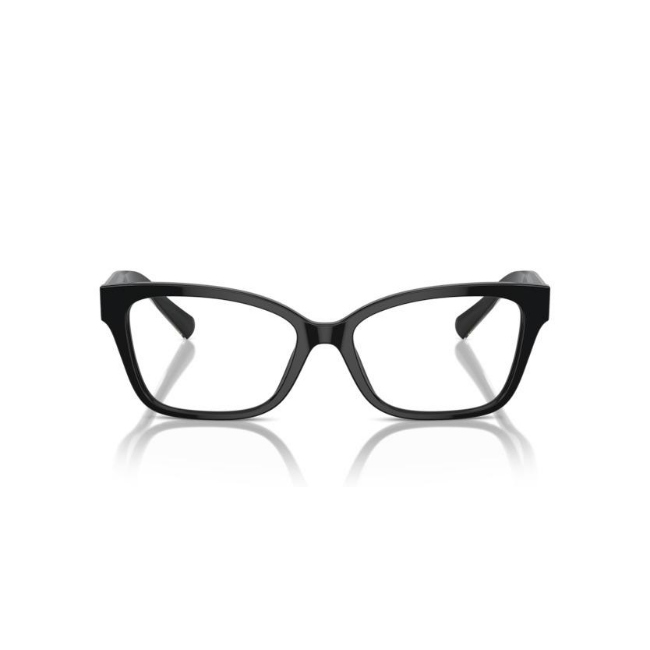 Tiffany & Co. TF 2249 col. 8001 è una montatura da vista da donna in acetato nero lucido, dalla forma farfalla e calibro 54.