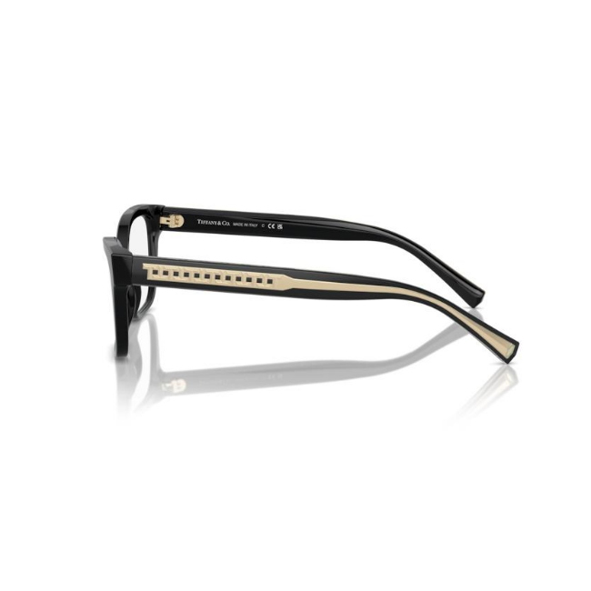 Tiffany & Co. TF 2249 col. 8001 è una montatura da vista da donna in acetato nero lucido, dalla forma farfalla e calibro 54.