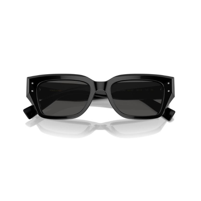 Dolce & Gabbana DG 4462 col. 501/87 è un occhiale da sole da donna in acetato nero lucido, dalla forma cat eye e calibro 52.