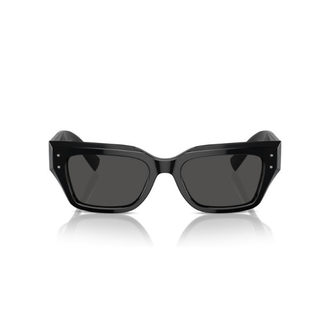 Dolce & Gabbana DG 4462 col. 501/87 è un occhiale da sole da donna in acetato nero lucido, dalla forma cat eye e calibro 52.