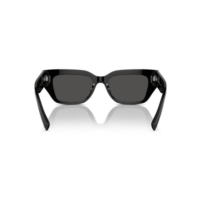 Dolce & Gabbana DG 4462 col. 501/87 è un occhiale da sole da donna in acetato nero lucido, dalla forma cat eye e calibro 52.