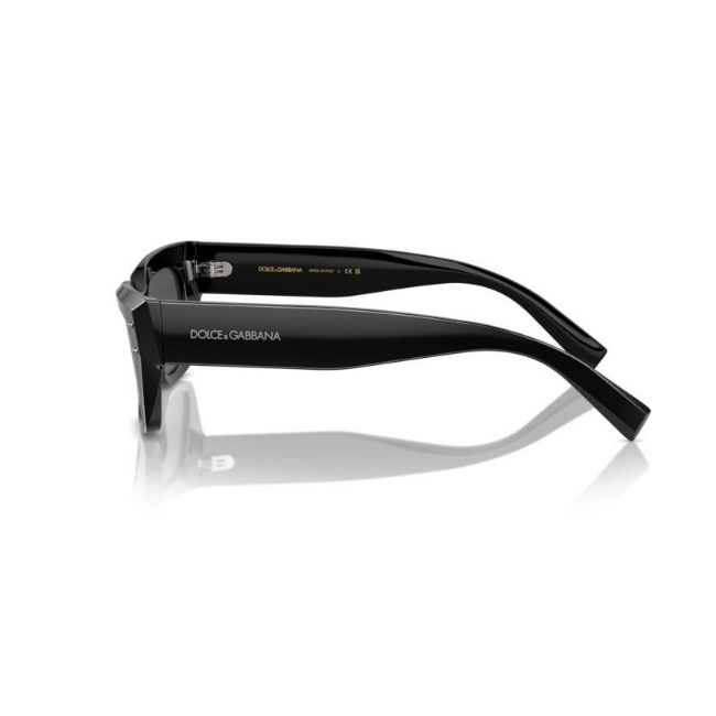 Dolce & Gabbana DG 4462 col. 501/87 è un occhiale da sole da donna in acetato nero lucido, dalla forma cat eye e calibro 52.