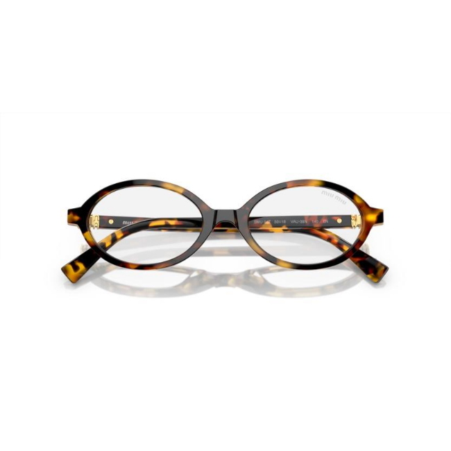Miu Miu SMU 04Z col. VAU-08N è un occhiale da sole da donna in acetato marrone tartarugato, dalla forma ovale e calibro 50.