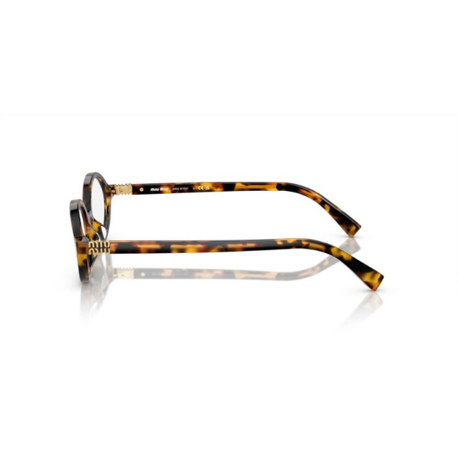 Miu Miu SMU 04Z col. VAU-08N è un occhiale da sole da donna in acetato marrone tartarugato, dalla forma ovale e calibro 50.