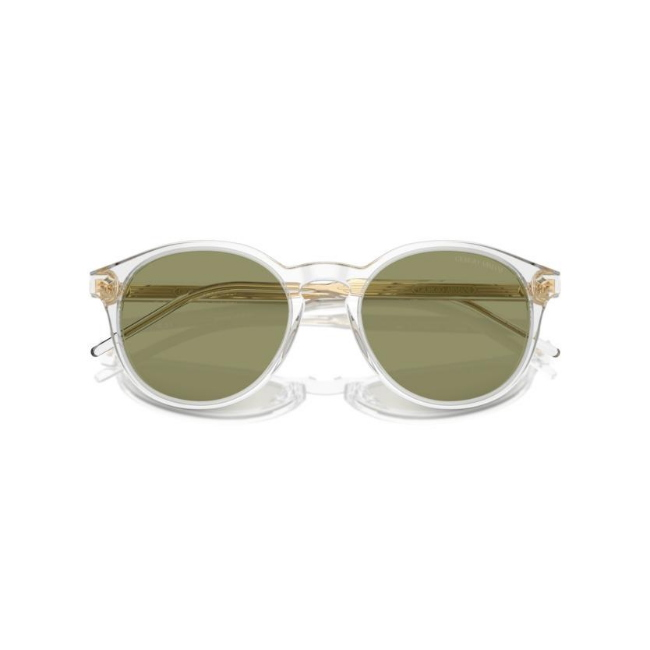Giorgio Armani AR 8211 col. 607514 è un occhiale da sole in acetato trasparente e calibro 52.