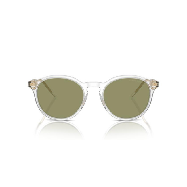 Giorgio Armani AR 8211 col. 607514 è un occhiale da sole in acetato trasparente e calibro 52.