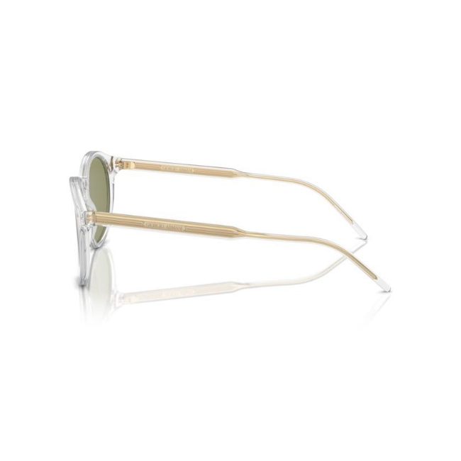 Giorgio Armani AR 8211 col. 607514 è un occhiale da sole in acetato trasparente e calibro 52.