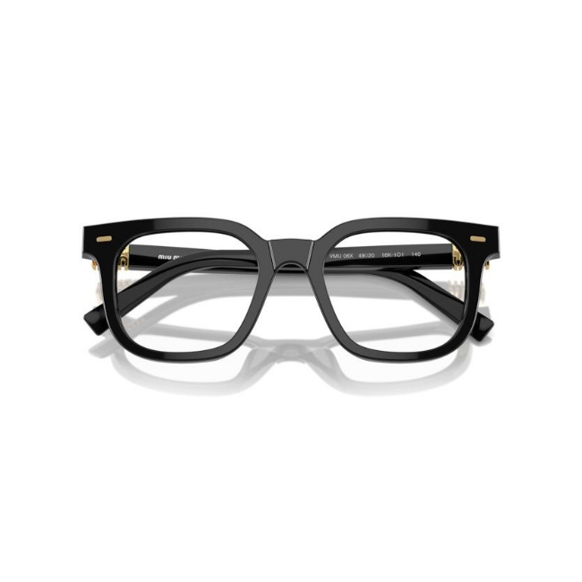 Miu Miu VMU 06X col. 16K-1O1 è una montatura da vista da donna in acetato nero lucido, dalla forma squadrata e calibro 49.
