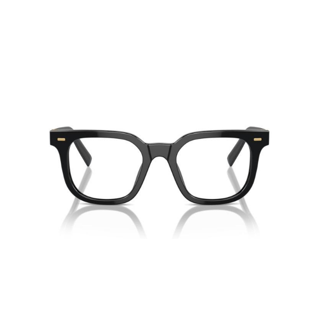 Miu Miu VMU 06X col. 16K-1O1 è una montatura da vista da donna in acetato nero lucido, dalla forma squadrata e calibro 49.