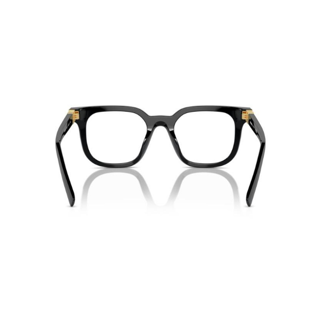 Miu Miu VMU 06X col. 16K-1O1 è una montatura da vista da donna in acetato nero lucido, dalla forma squadrata e calibro 49.