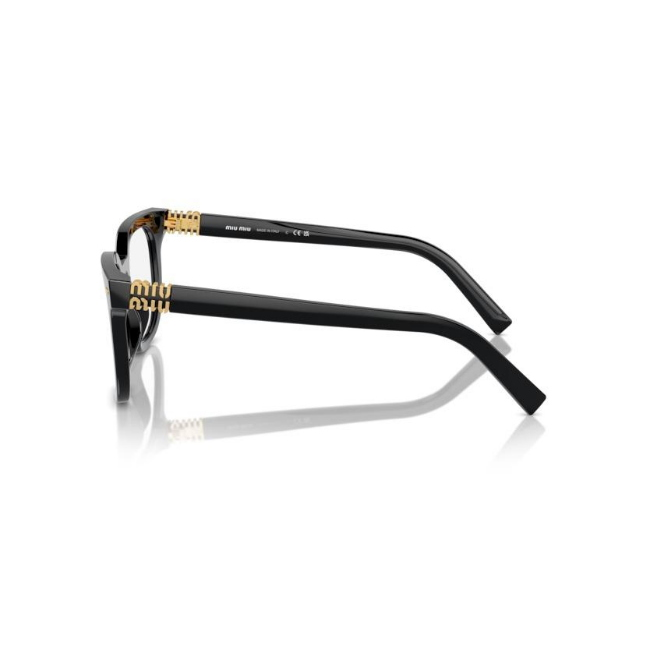 Miu Miu VMU 06X col. 16K-1O1 è una montatura da vista da donna in acetato nero lucido, dalla forma squadrata e calibro 49.