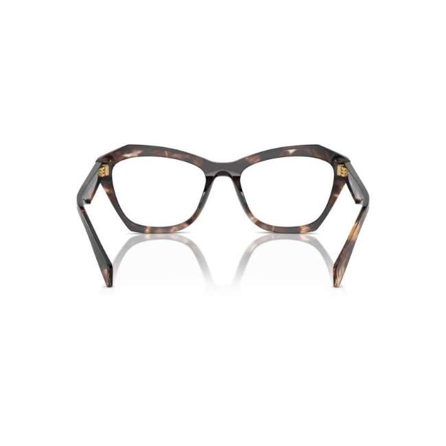 Prada VPR A20 col. 14P-1O1 è una montatura da vista da donna in acetato marrone tartarugato, dalla forma farfalla e calibro 54.