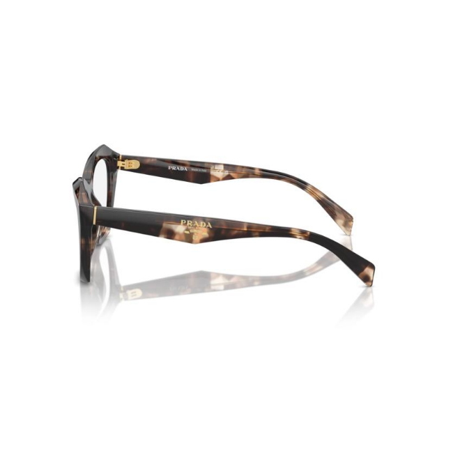 Prada VPR A20 col. 14P-1O1 è una montatura da vista da donna in acetato marrone tartarugato, dalla forma farfalla e calibro 54.