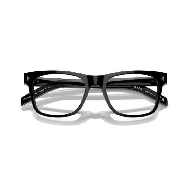 Prada VPR A13 col. 16K-1O1 è una montatura da vista da uomo in acetato nero lucido, dalla forma pillow e calibro 54.