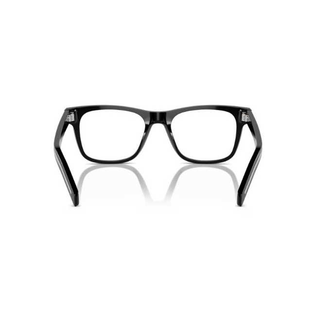 Prada VPR A13 col. 16K-1O1 è una montatura da vista da uomo in acetato nero lucido, dalla forma pillow e calibro 54.