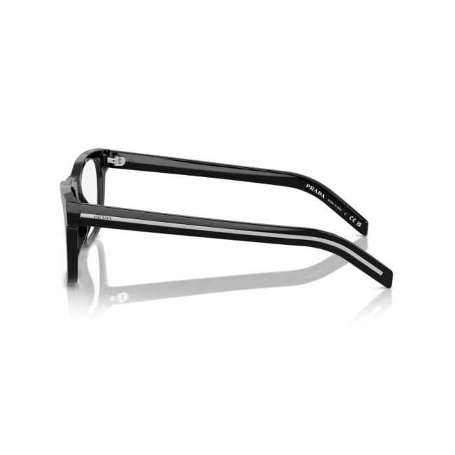 Prada VPR A13 col. 16K-1O1 è una montatura da vista da uomo in acetato nero lucido, dalla forma pillow e calibro 54.