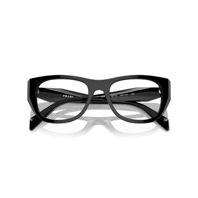Prada VPR A18 col. 16K-1O1 è una montatura da vista da donna in acetato nero lucido, dalla forma irregolare e calibro 52.