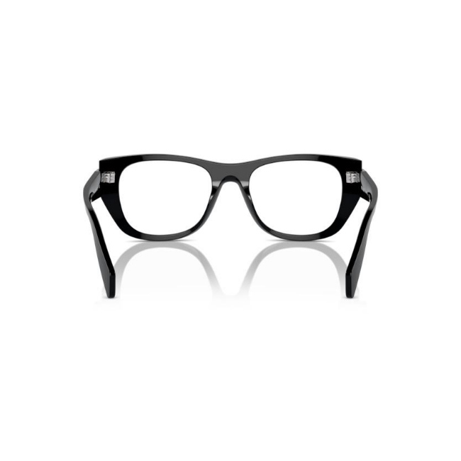 Prada VPR A18 col. 16K-1O1 è una montatura da vista da donna in acetato nero lucido, dalla forma irregolare e calibro 52.