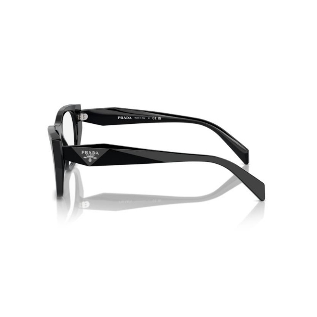 Prada VPR A18 col. 16K-1O1 è una montatura da vista da donna in acetato nero lucido, dalla forma irregolare e calibro 52.