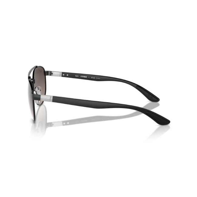 Ray-Ban RB 3736CH col. 002/5J è un occhiale da sole in metallo nero e calibro 56.