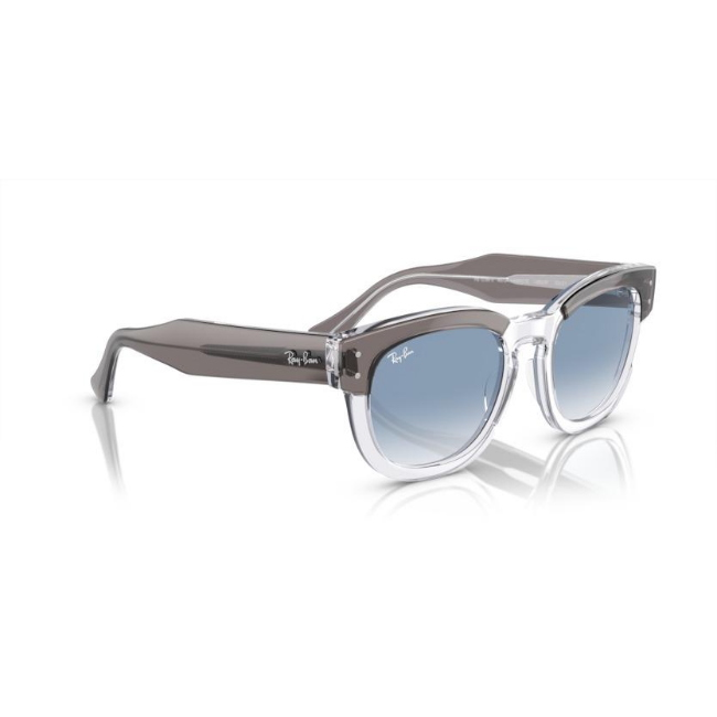 Ray-Ban RB 0298S col. 13553F è un occhiale da sole in acetato fotocromatiche viola a onde e calibro 53.