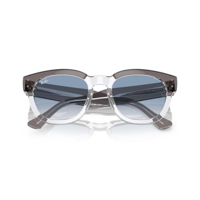 Ray-Ban RB 0298S col. 13553F è un occhiale da sole in acetato fotocromatiche viola a onde e calibro 53.