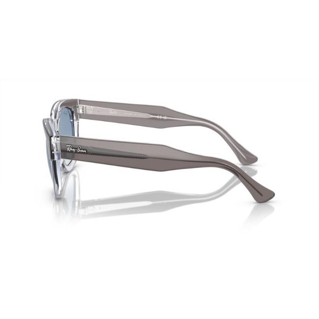 Ray-Ban RB 0298S col. 13553F è un occhiale da sole in acetato fotocromatiche viola a onde e calibro 53.