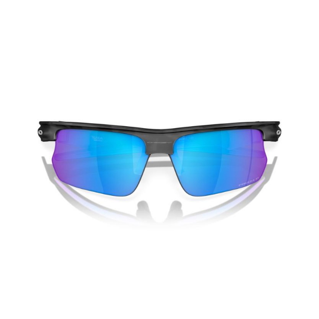 Oakley OO 9400 BISPHAERA col. 05 interpreta il modello con MATT GREY CAMOUFLAGE con lenti PRIZM SAPPHIRE POLARIZED. il calibro 68 ne definisce il carattere.