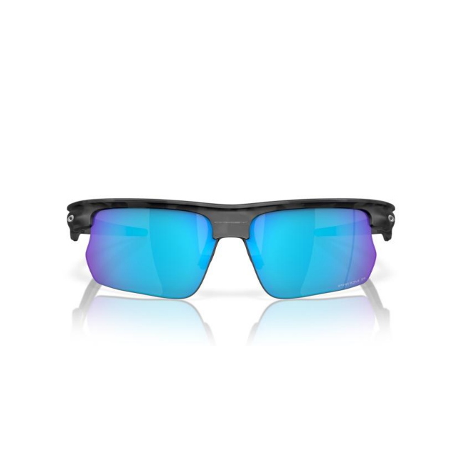 Oakley OO 9400 BISPHAERA col. 05 interpreta il modello con MATT GREY CAMOUFLAGE con lenti PRIZM SAPPHIRE POLARIZED. il calibro 68 ne definisce il carattere.