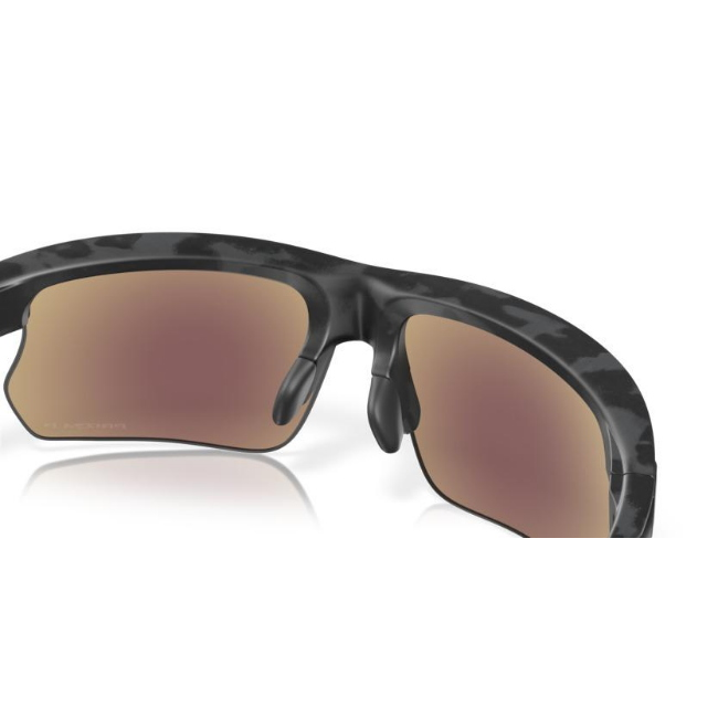 Oakley OO 9400 BISPHAERA col. 05 interpreta il modello con MATT GREY CAMOUFLAGE con lenti PRIZM SAPPHIRE POLARIZED. il calibro 68 ne definisce il carattere.