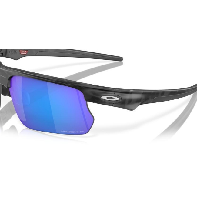 Oakley OO 9400 BISPHAERA col. 05 interpreta il modello con MATT GREY CAMOUFLAGE con lenti PRIZM SAPPHIRE POLARIZED. il calibro 68 ne definisce il carattere.