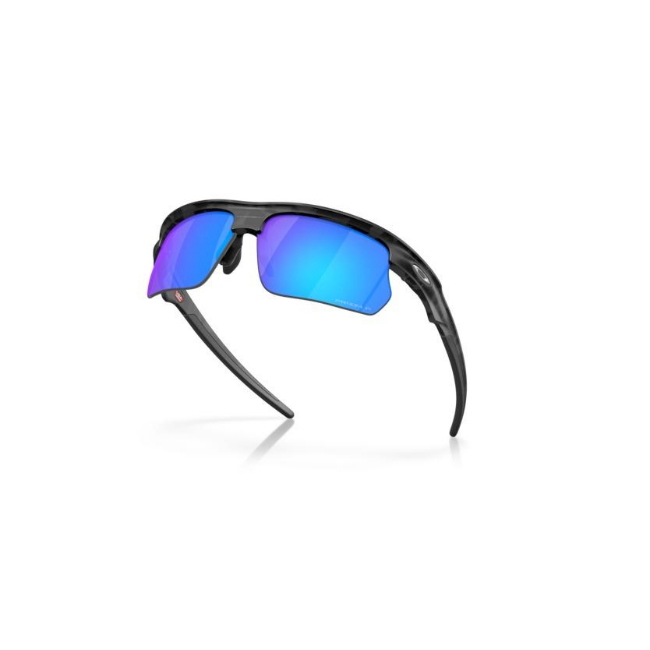 Oakley OO 9400 BISPHAERA col. 05 interpreta il modello con MATT GREY CAMOUFLAGE con lenti PRIZM SAPPHIRE POLARIZED. il calibro 68 ne definisce il carattere.