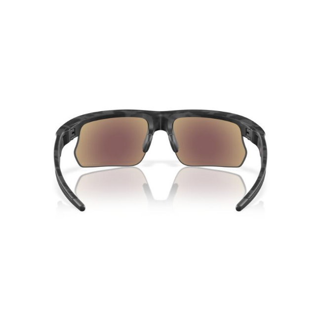 Oakley OO 9400 BISPHAERA col. 05 interpreta il modello con MATT GREY CAMOUFLAGE con lenti PRIZM SAPPHIRE POLARIZED. il calibro 68 ne definisce il carattere.