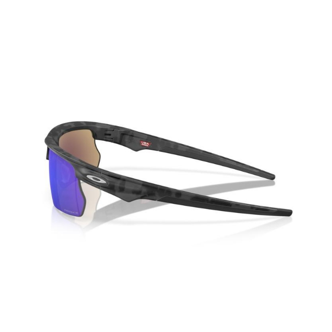 Oakley OO 9400 BISPHAERA col. 05 interpreta il modello con MATT GREY CAMOUFLAGE con lenti PRIZM SAPPHIRE POLARIZED. il calibro 68 ne definisce il carattere.