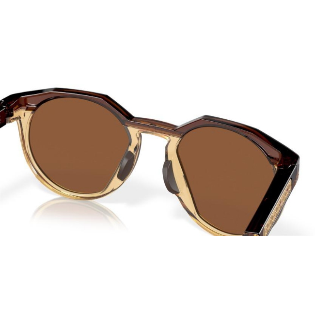 Oakley OO 9242 HSTN KYLIAN MBAPPE' SIGNATURE SERIES col. 07 è un occhiale da sole in ambra scuro/giallo curry chiaro e calibro 52.