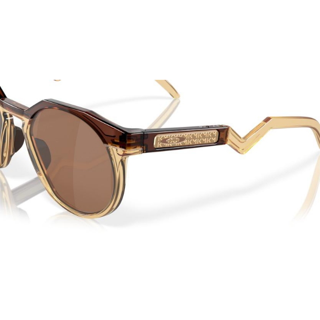 Oakley OO 9242 HSTN KYLIAN MBAPPE' SIGNATURE SERIES col. 07 è un occhiale da sole in ambra scuro/giallo curry chiaro e calibro 52.