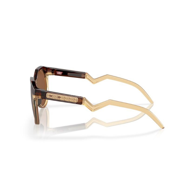 Oakley OO 9242 HSTN KYLIAN MBAPPE' SIGNATURE SERIES col. 07 è un occhiale da sole in ambra scuro/giallo curry chiaro e calibro 52.