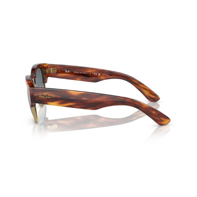 Ray-Ban RB 0316S col. 954/3R è un occhiale da sole in acetato fotocromatiche viola a onde e calibro 53.