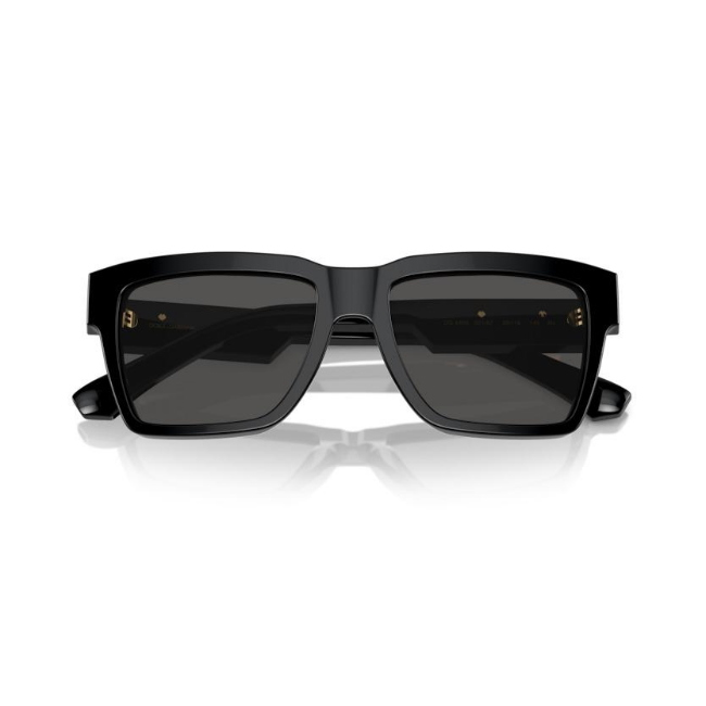 Dolce & Gabbana DG 4465 col. 501/87 è un occhiale da sole da uomo in acetato nero lucido, dalla forma pilot e calibro 55.