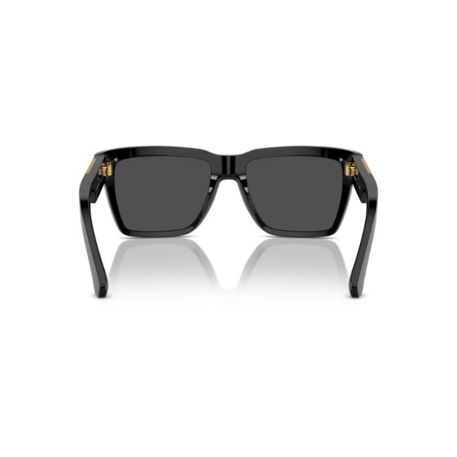Dolce & Gabbana DG 4465 col. 501/87 è un occhiale da sole da uomo in acetato nero lucido, dalla forma pilot e calibro 55.