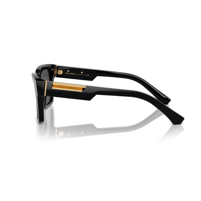 Dolce & Gabbana DG 4465 col. 501/87 è un occhiale da sole da uomo in acetato nero lucido, dalla forma pilot e calibro 55.